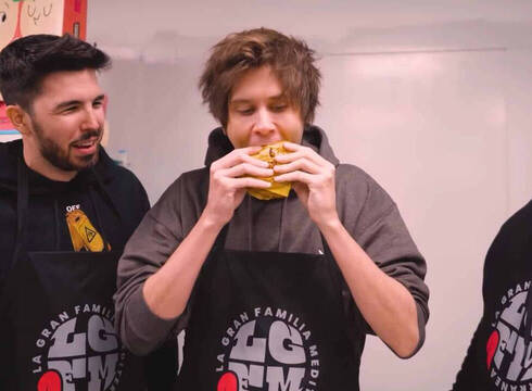 El Rubius, youtuber español, promocionando una hamburguesa
