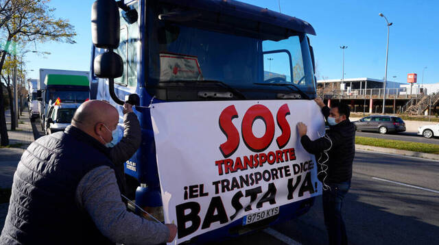 Camioneros ponen un cartel de 'SOS Transporte'.