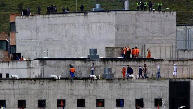 Cárcel de Ecuador amotinada por los presos.