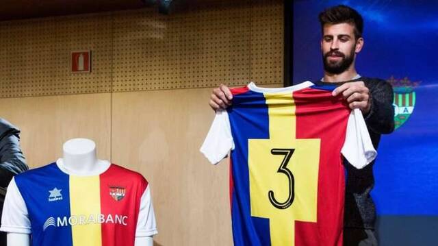 Gerard Piqué posando con la camiseta de su club, el Andorra.