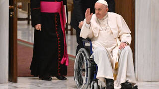 Vuelve la preocupación por la salud del Papa Francisco tras su imagen en silla de ruedas