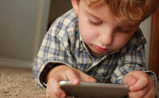 Más de 60 entidades piden prohibir el acceso de móviles y tabletas a niños menores de tres años 