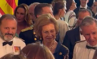 Los vídeos de la Reina Sofía en Miami: También entre multitudes feliz y contenta