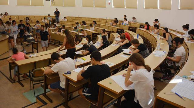 Estudiantes realizando la prueba EvAU.