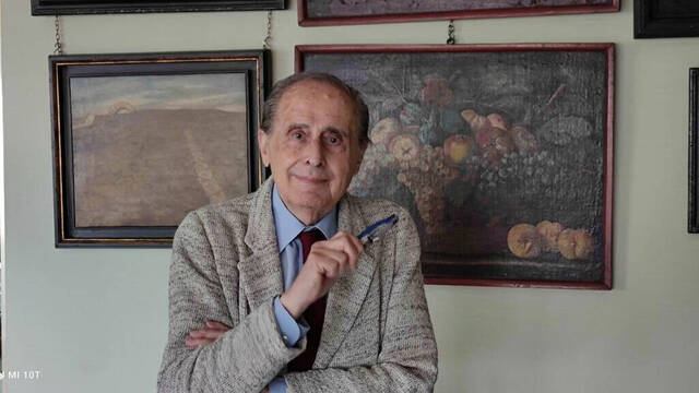 Jaime Peñafiel en su casa de Madrid ante un cuadro de su amigo Cristóbal Toral. 