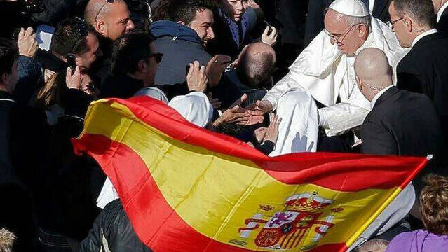 El Papa Francisco con la bandera de España. 