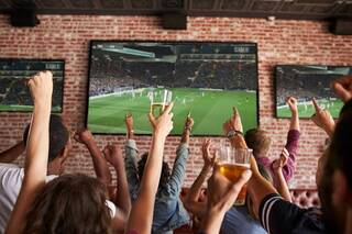 El Supremo dicta que la emisión del fútbol en bares sin licencia es delito 'leve' contra mercado