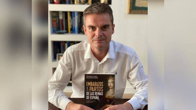 Pedro Gargantilla Madera con su libro 'Embarazos y partos de las reinas de España'
