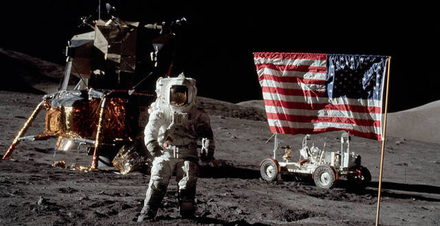 / Apolo 11 en la Luna con los astronautas clavando la bandera de Estados Unidos. 