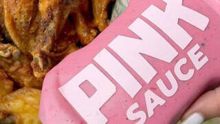Las dudosas modas alimenticias de Tiktok: Llega la misteriosa 'salsa rosa' convertida en viral