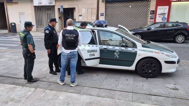 Agentes de Policía y Guardia Civil en el momento de la detención del secuestrador en O Porriño.