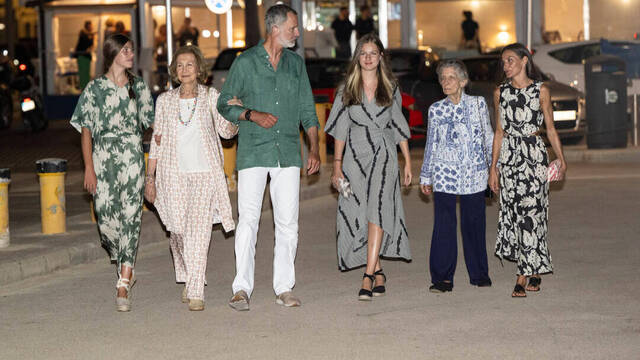 Los Reyes, sus hijas, la Reina Emérito y la Princesa Irene de Grecia visitaron el restaurante Ola Marina. 