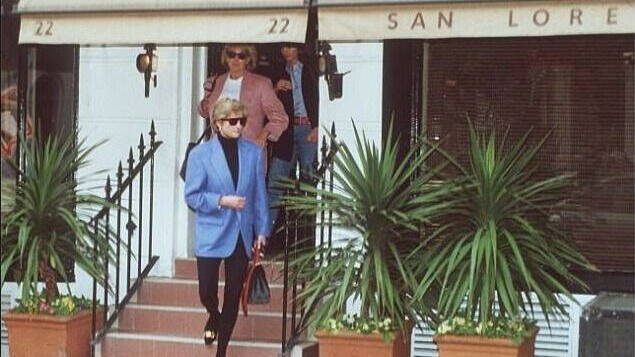 Diana de Gales saliendo del restaurante San Lorenzo en Londres. 