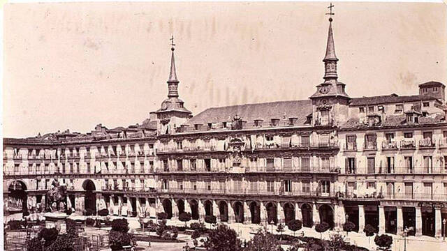 VIsta de la Plaza Mayor de Madrid en el siglo XIX. 