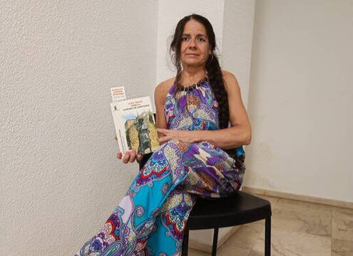 Pilar Redondo con el libro de Fernando Santos, titulado: Diez Ideas sobre El Camino de Santiago.
