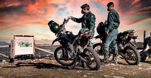 Dos agentes de Seprona en moto. 