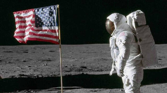 Neil Armstrong en la Luna
