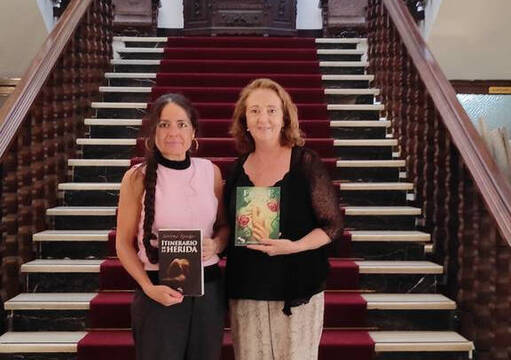  Las escritoras Rocío Biedma y Pilar Redondo con los libros de Arístides Naranjo.
