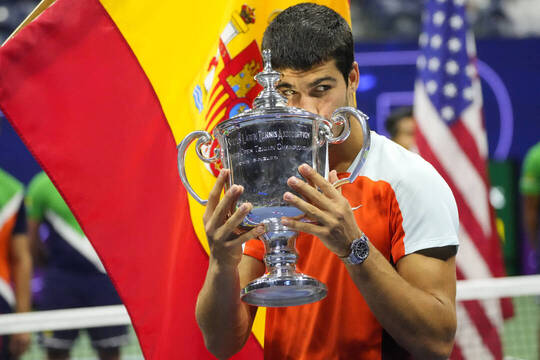 Carlos Alcaraz besa el trofeo del US Open
