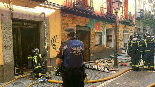 Los servicios de emergencia de Madrid trabajan en la valoración de los daños de la explosión en Malasaña.