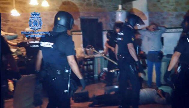 Detención de miembros de una secta neochamánica en Langreo (Asturias).