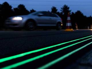 Así son las líneas fluorescentes que podríamos encontrar dentro de poco en las carreteras españolas