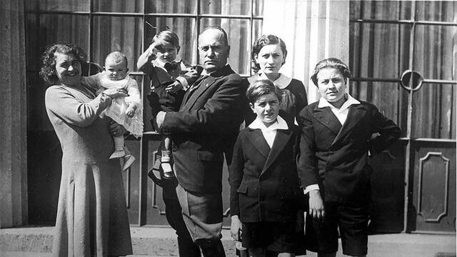 Benito Mussolini con su mujer y sus hijos. 