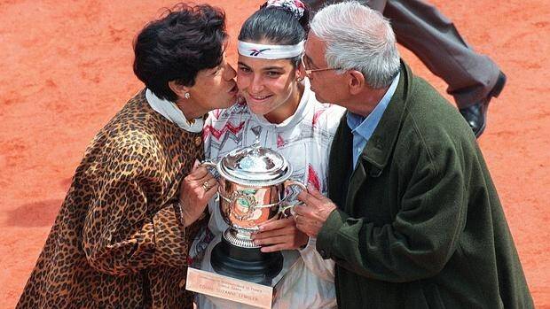 La tenista Arancha Sánchez Vicario junto a sus padres.