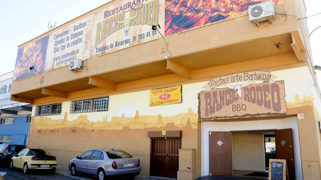 Entrada del restaurante, donde murieron atropelladas cuatro personas en Torrejón de Ardoz.