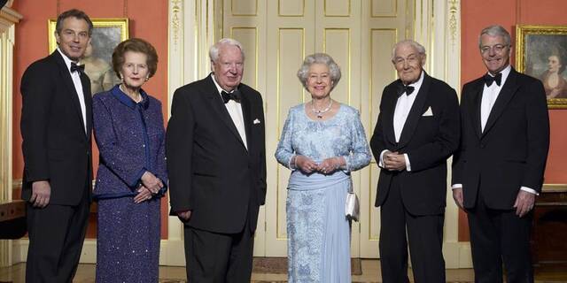 La soberana Isabel II junto a algunos de los primeros ministros británicos.