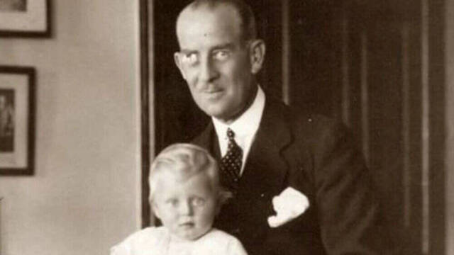 El príncipe Andrés de Grecia junto a su hijo Felipe de Edimburgo.