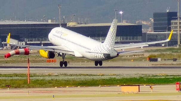 Avión aterrizando en el aeropuerto de El Prat, Barcelona.