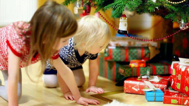 Niños buscando sus regalos de Navidad.