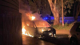 Vandalismo en Canarias: La Policía Nacional investiga el incendio de varios coches frente a un centro de menas