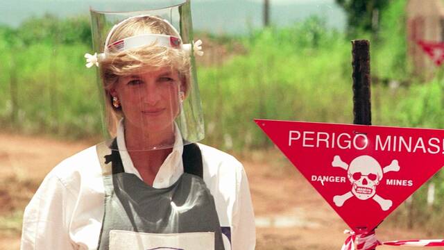 Diana de Gales durante su viaje a Angola.