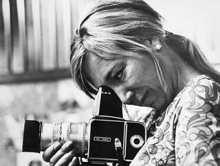 El legado de la fotoperiodista Joana Biarnés llega a Madrid: "En los años 60 se convirtió en el 'otro yo' de Raphael"