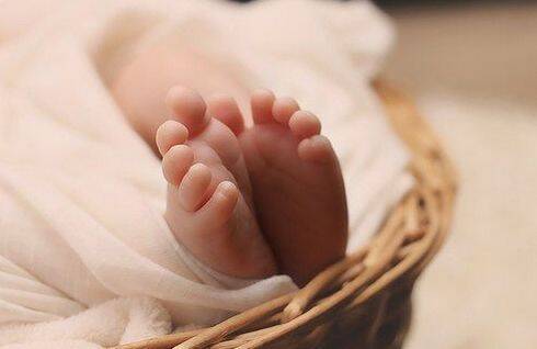 Alerta ante el abandono de bebés: Se piden más medidas sociales para salvar a recién nacidos