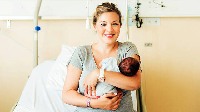 Mujer con un bebé recién nacido.
