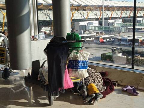 Uno de los muchos vagabundos que duermen en el aeropuerto de Barajas. 