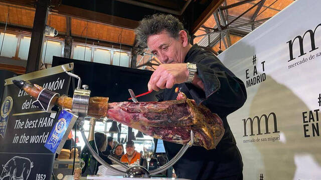 Florencio Sanchidrián cortando el mejor jamón del mundo.