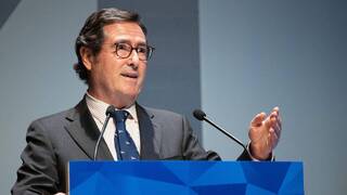 Los vaivenes de Antonio Garamendi: El presidente de la CEOE en el ojo del huracán por su sueldo y sus 'bandazos'