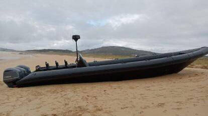 Una de las dos narcolanchas halladas en una playa gallega.