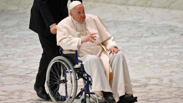 El Papa Francisco en silla de ruedas. 