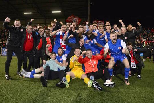 El Larne FC celebra su primer título de liga.