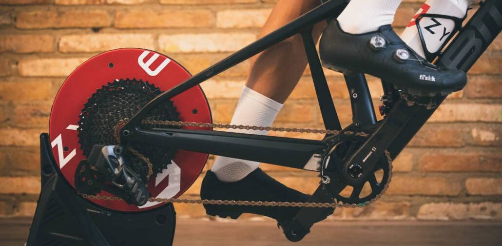 Por qué optar por una bicicleta de ciclo indoor frente a un rodillo para  bici?