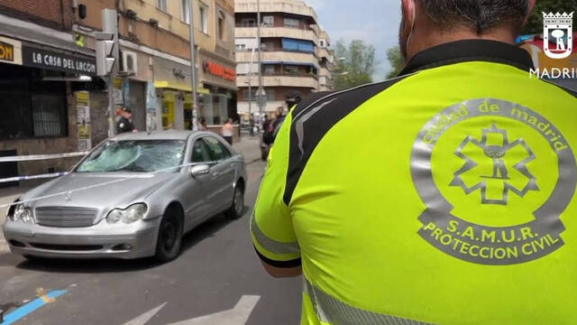 Personal del SAMUR junto al vehículo que ocasionó el atropello doble de Madrid.