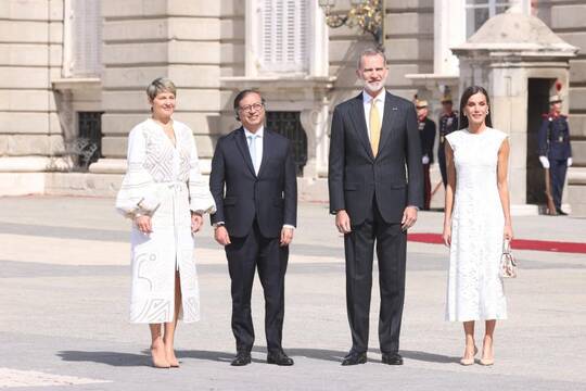 La primera dama de Colombia junto al líder Gustavo Petro y los reyes de España, don Felipe y doña Letizia.