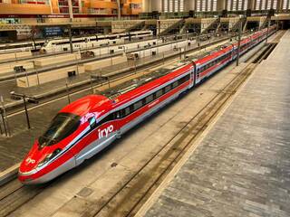 Las flechas rojas de Iryo, la nueva compañía de trenes que arrasa en España