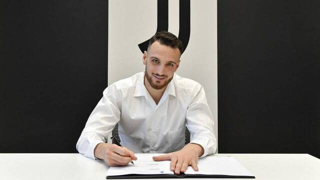 Federico Gatti firmando su contrato con la Juventus