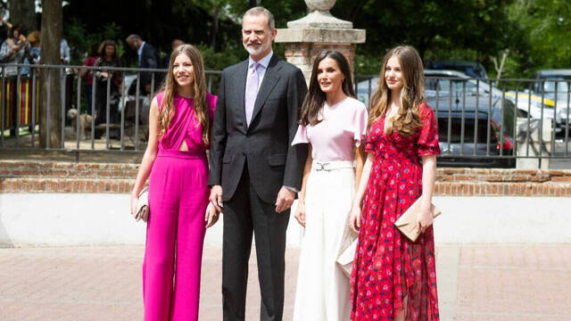 Los reyes Felipe y Letizia con sus hijas, la infanta Sofía (izquierda) y la princesa Leonor (derecha).